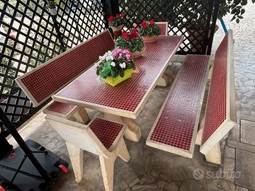 Tavolo da esteeno con sedie e panche