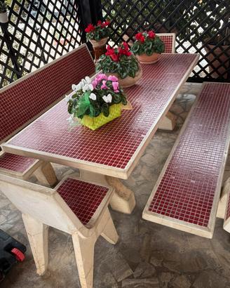 Tavolo da esteeno con sedie e panche