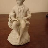 Statuetta in porcellana francese