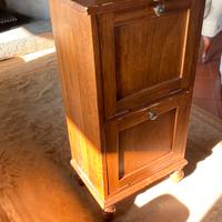 Piccolo mobile contenitore in legno
