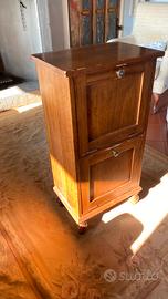 Piccolo mobile contenitore in legno
