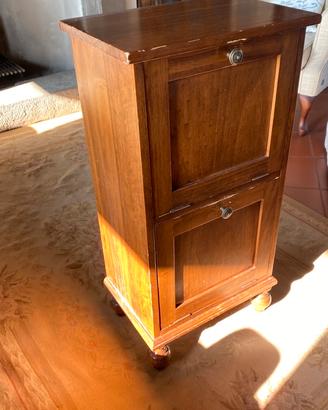 Piccolo mobile contenitore in legno