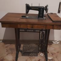 Necchi Antica macchina da cucire con mobile