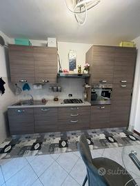 Cucina con lavastoviglie come nuova