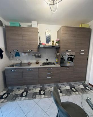 Cucina con lavastoviglie come nuova