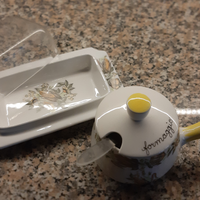 Formaggiera e portaburro in ceramica decorata