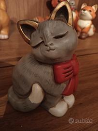 statuetta Gatta Minna Thun con fiocco rosso 