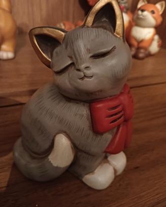statuetta Gatta Minna Thun con fiocco rosso 