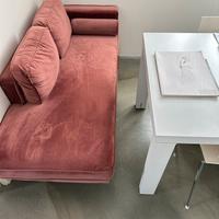 Daybed in velluto rosa.