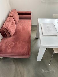 Daybed in velluto rosa.