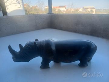 statuina rimoceronte in iroko. Zambia