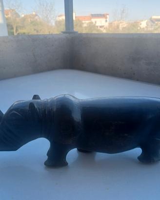 statuina rimoceronte in iroko. Zambia