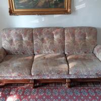 Salotto con divano a tre posti e due poltrone