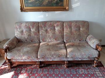 Salotto con divano a tre posti e due poltrone