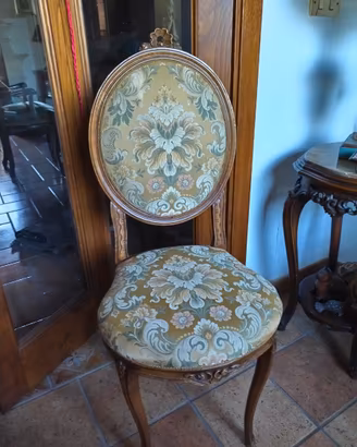 Poltroncine  e tavolino in noce