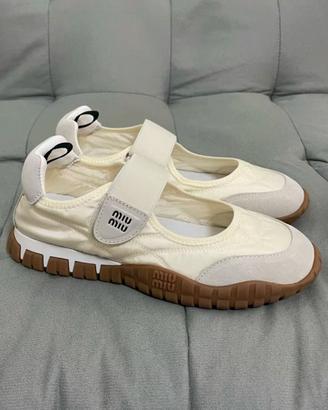 Scarpe basse bianche con punta tonda da donna