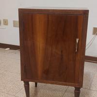 comodino in legno