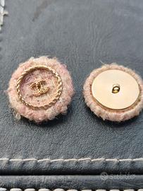 set 2 bottoni Chanel, tweed rosa e panna, 2,4cm
