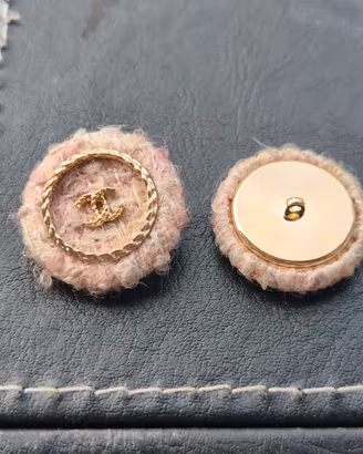 set 2 bottoni Chanel, tweed rosa e panna, 2,4cm