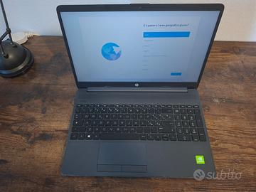 HP 15.6" MicroEdge i3 - 8GB RAM - 128SSD + 500 HDD