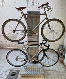 Portabici da esposizone/box, e due biciclette uomo