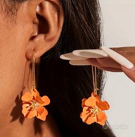 Orecchini pendenti fiore arancione.