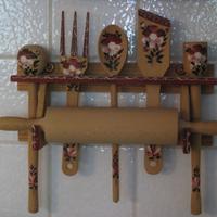 Decorazione murale in legno dipinta a mano