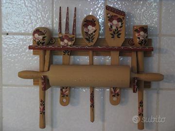 Decorazione murale in legno dipinta a mano