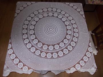 Tovaglia bianca fatta a uncinetto rotonda