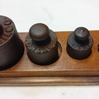 pesiera con pesi in ferro antichi 