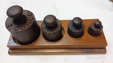 pesiera con pesi in ferro antichi 