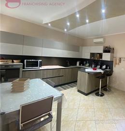 Cucina Completa Scavolini con penisola in Marmo