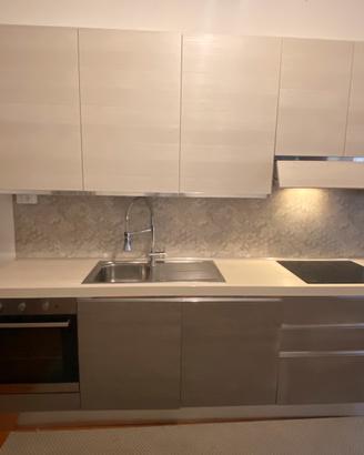 Cucina a parete con isola a muro e sgabelli