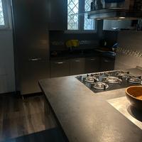 Cucina con isols centrale