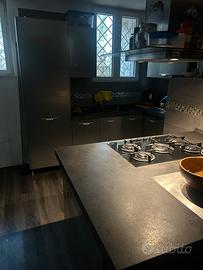 Cucina con isols centrale