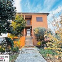 Abitazione singola e diversi fabbricati agricoli