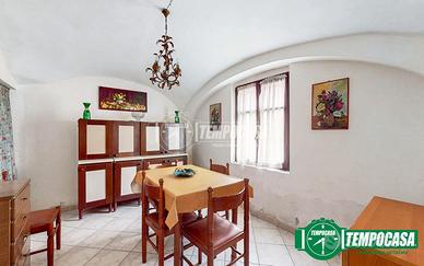 CASA SU DUE PIANI CON CORTILE !!