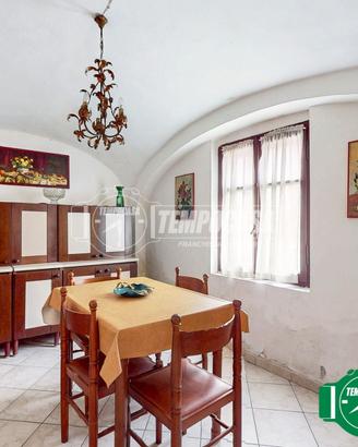 CASA SU DUE PIANI CON CORTILE !!