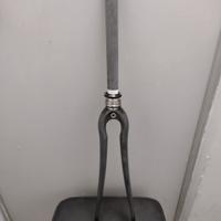 forcella in carbonio per bicicletta da corsa.