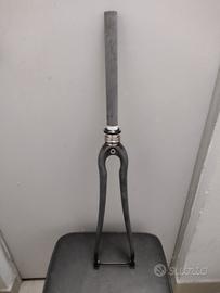 forcella in carbonio per bicicletta da corsa.