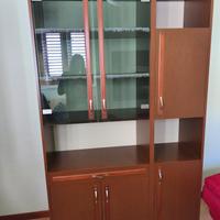 Mobile in legno con vetrina