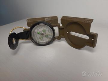 Bussola da orientamento con lente di ingrandimento