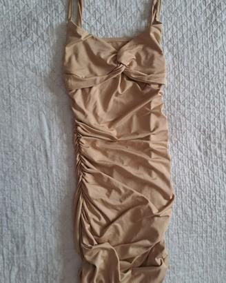 Vestito aderente arricciato