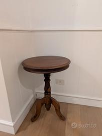 Tavolino tondo in stile antico