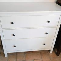 Cassettiera Hemnes IKEA con tre cassetti bianca