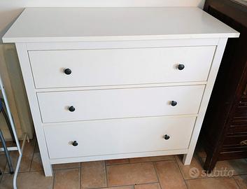 Cassettiera Hemnes IKEA con tre cassetti bianca