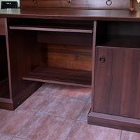 SCRIVANIA ROBUSTA IN LEGNO – AMPIA E BEN TENUTA