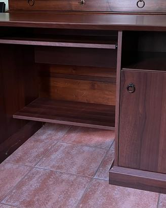 SCRIVANIA ROBUSTA IN LEGNO – AMPIA E BEN TENUTA