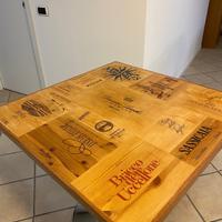Tavolo artigianale in legno con casse vino 90 x 90
