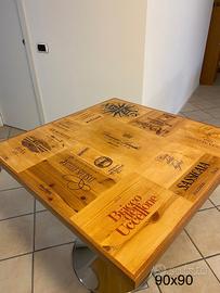 Tavolo artigianale in legno con casse vino 90 x 90